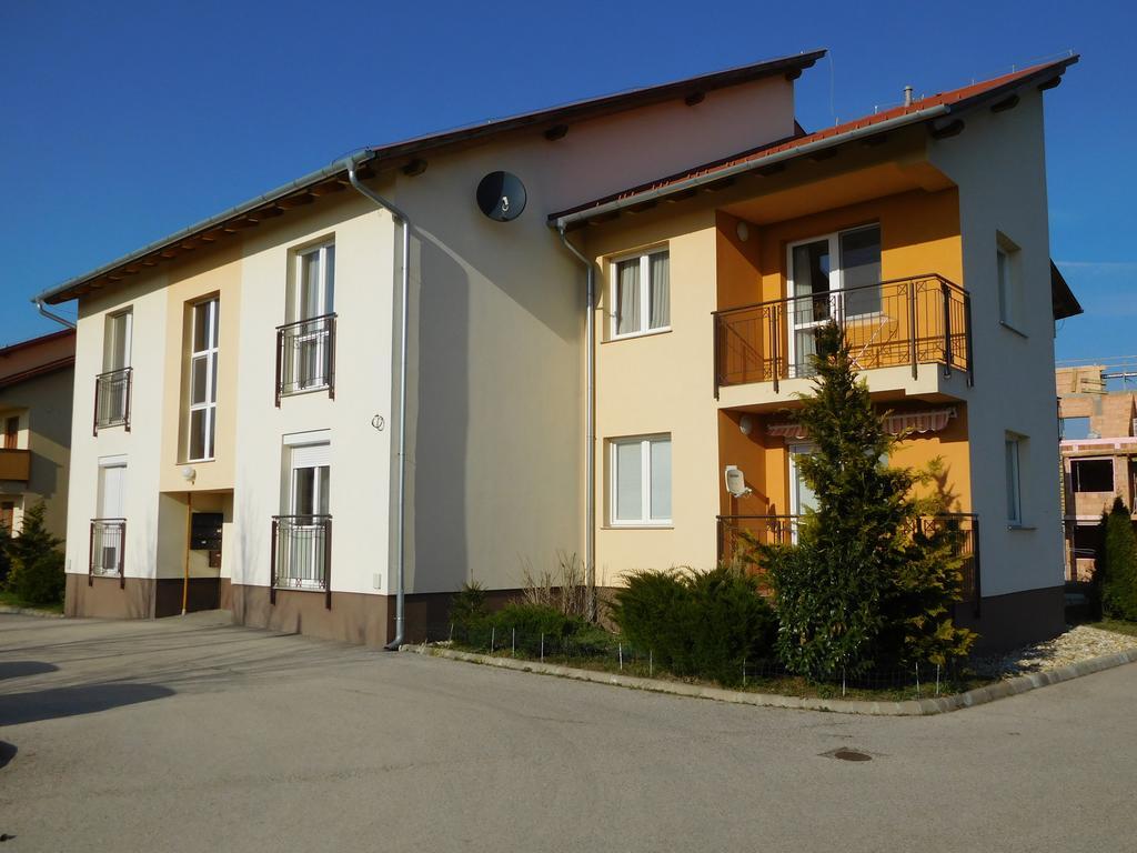 Jade Apartment *